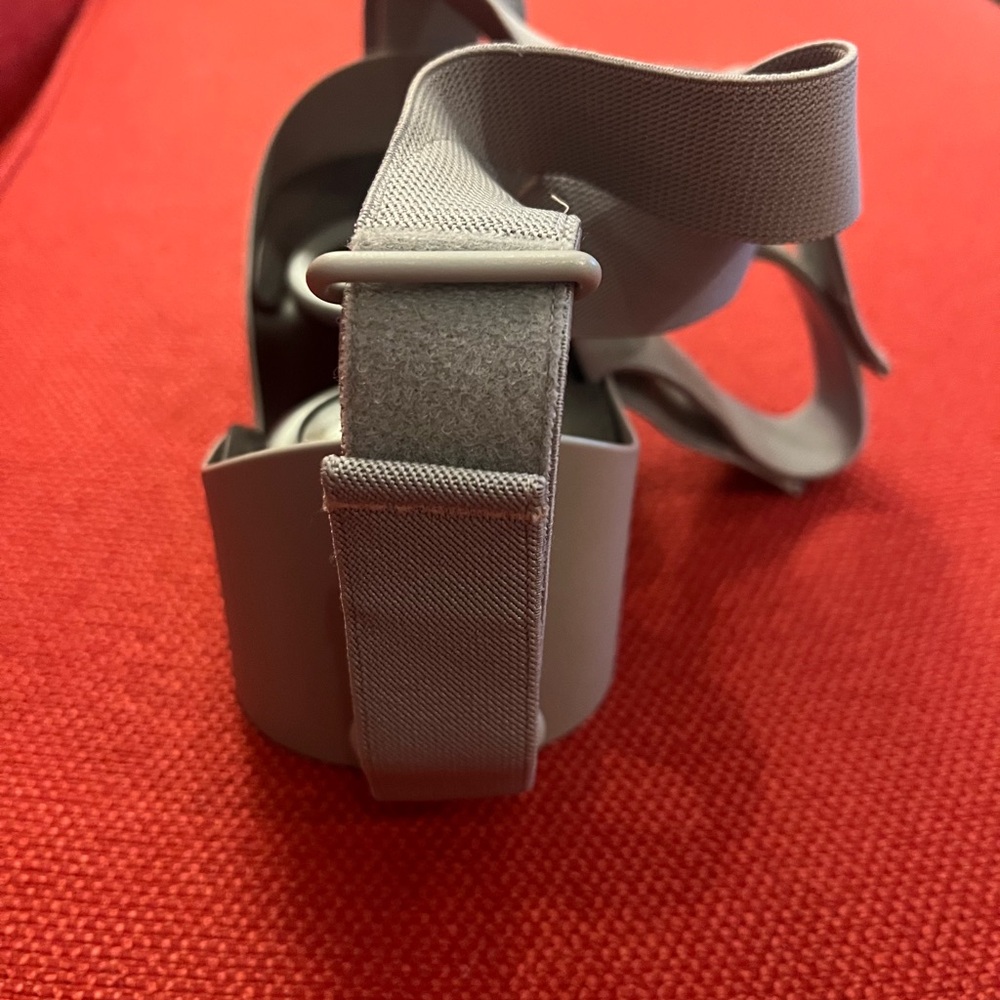 Oculus Gray VR Headset Go - Picture 3 of 4